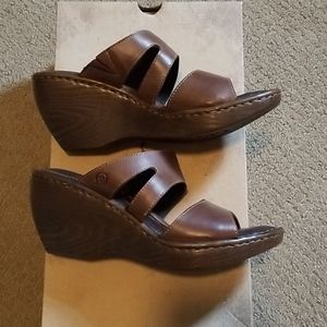 BORN NWB WOMENS  BORN  MONA  SLIDES SIZE 8